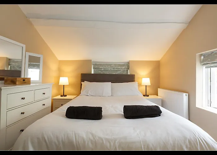 Stubbs House, Loddon, Sleeps 20, 2 Hot Tubs