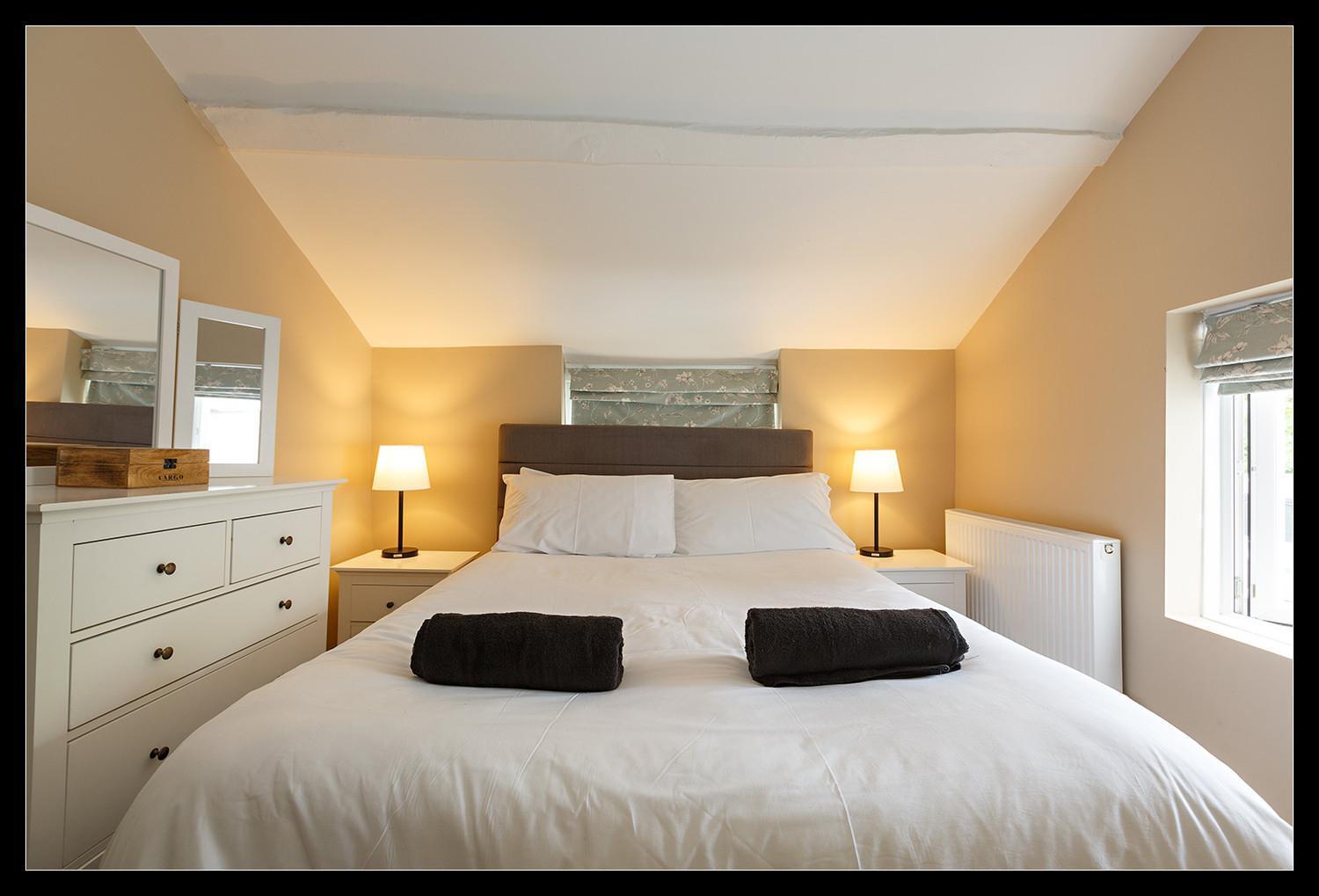 Stubbs House, Loddon, Sleeps 20, 2 Hot Tubs * Loddon