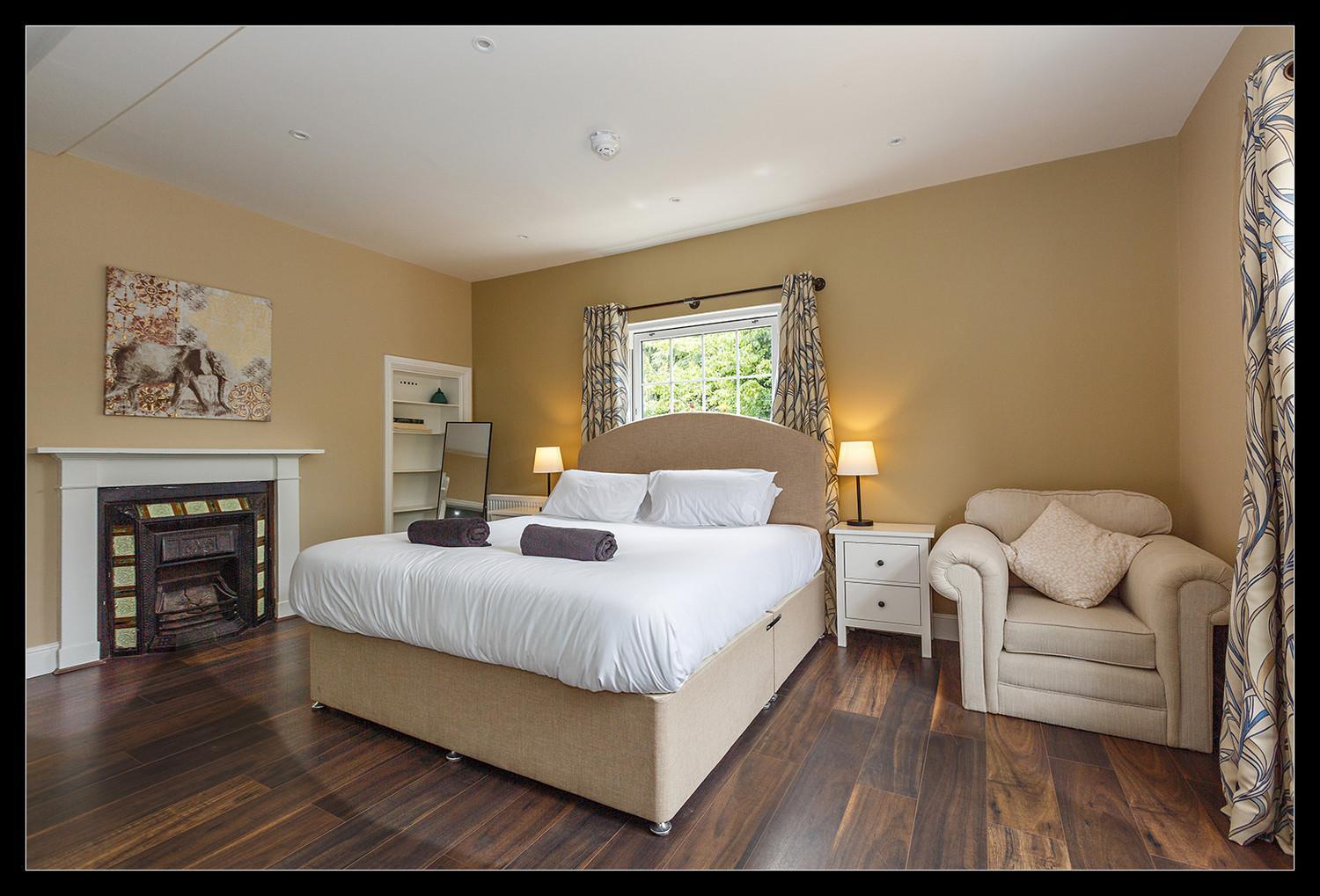 Stubbs House, Loddon, Sleeps 20, 2 Hot Tubs Holiday home