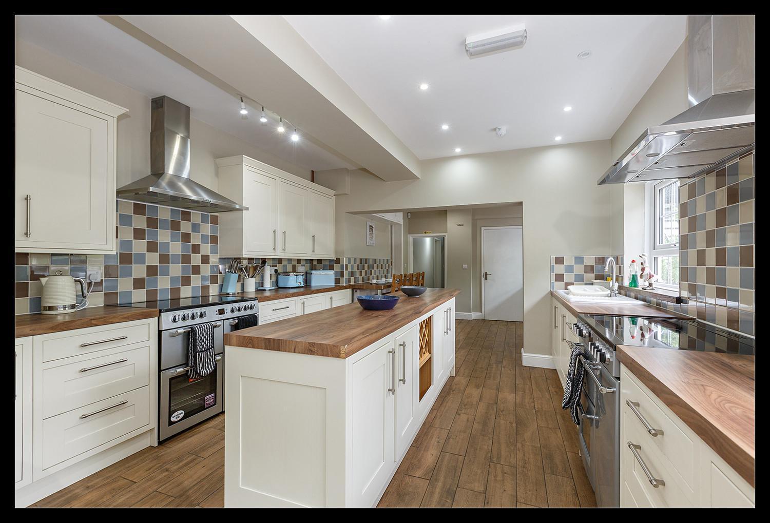 Stubbs House, Loddon, Sleeps 20, 2 Hot Tubs Loddon