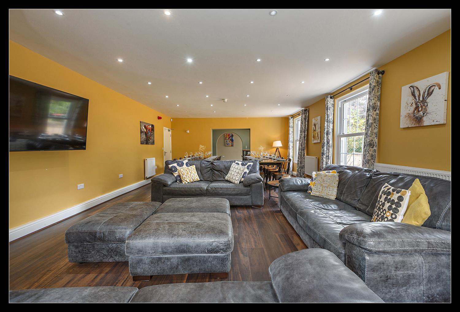 Stubbs House, Loddon, Sleeps 20, 2 Hot Tubs *