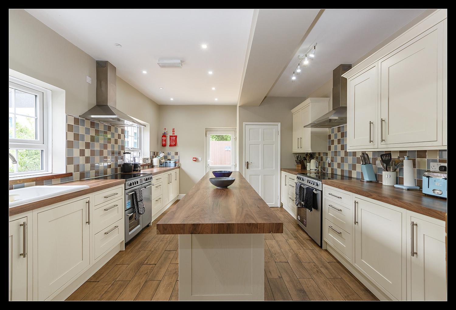 Stubbs House, Loddon, Sleeps 20, 2 Hot Tubs * Loddon