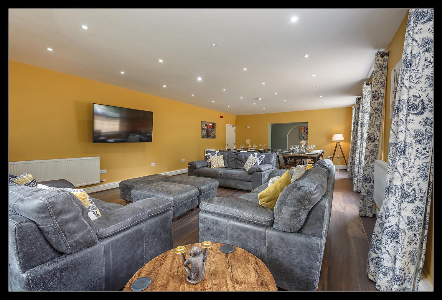 Stubbs House, Loddon, Sleeps 20, 2 Hot Tubs * Loddon