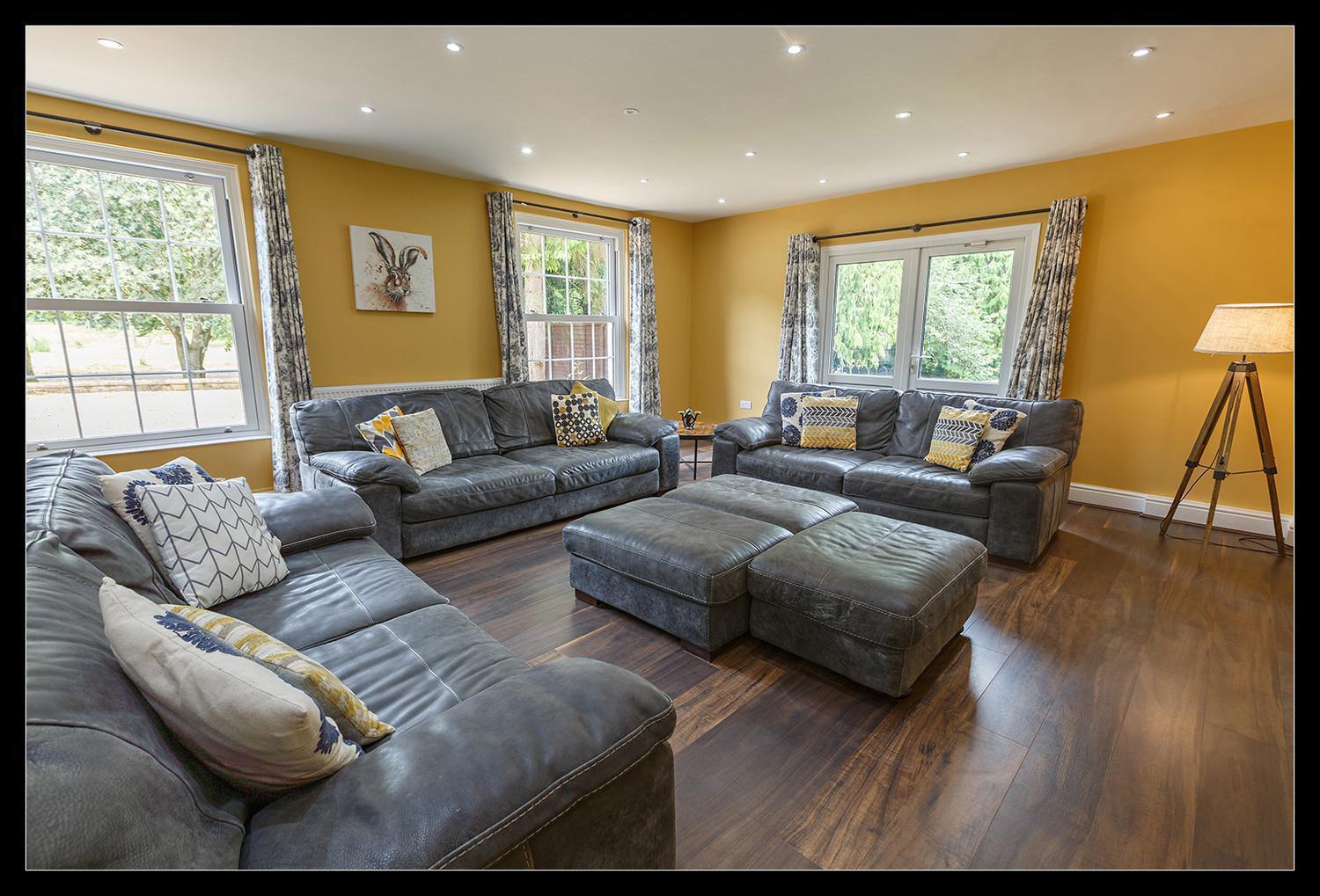 Stubbs House, Loddon, Sleeps 20, 2 Hot Tubs Loddon